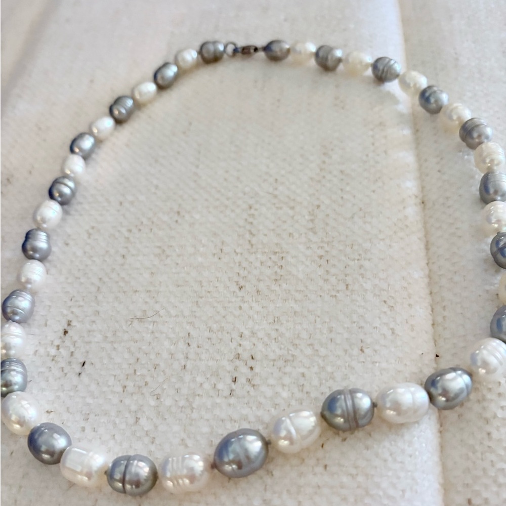 Elegant Faux Pearl Necklace - Picture 4 of 9